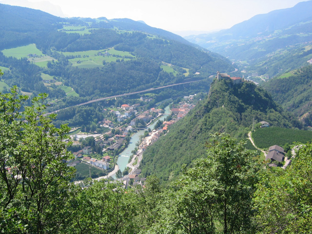 Één van de mooie uitzichten over het Eisacktal waar Kees en Anita tijdens hun wandeling naar Kloster Saben van kunnen genieten.