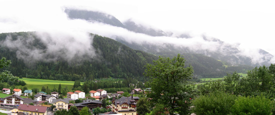 Bij het openschuiven van de gordijnen hangen de wolken als guirlandes langs de beboste hellingen van het Ötztal.