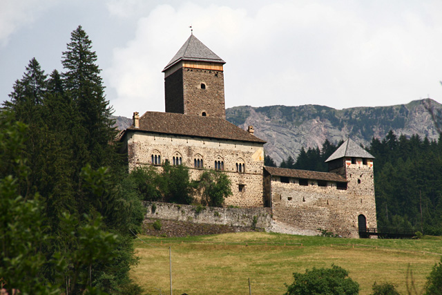 Het dorp wordt beheerst door het iets hoger gelegen kasteel Reinegg (Castello Regino) uit de 13e eeuw, en de burcht Kränzelstein, eveneens uit de 13e eeuw maar in een latere eeuw verbouwd.