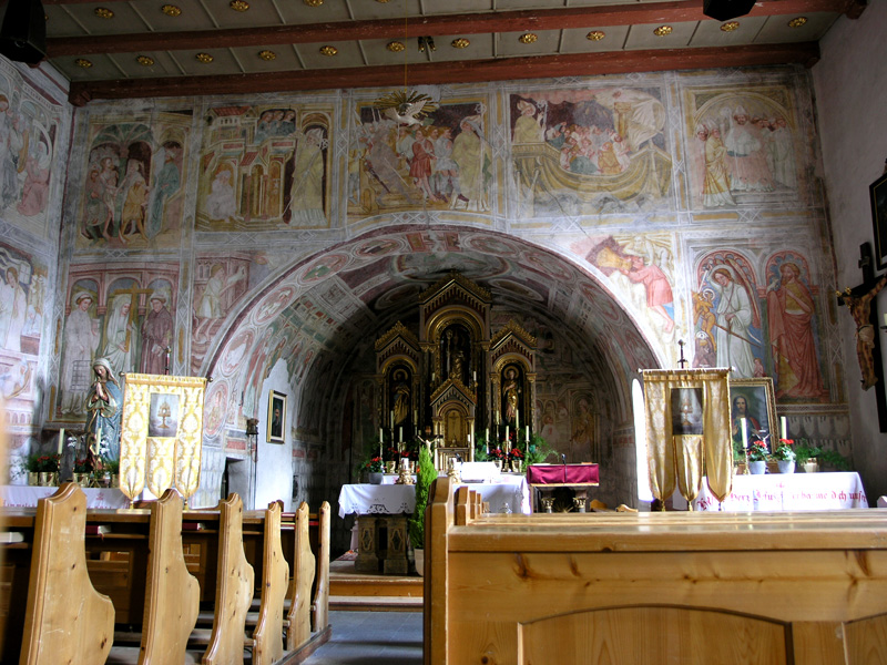 We lopen nog naar de iets hoger gelegen kerk in Durnholz en fotograferen de vele fresco’s op de muren in de kerk.