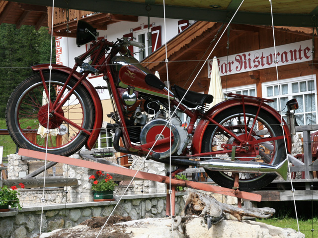 Moto Guzzi bij Rifugio Monti Pallidi