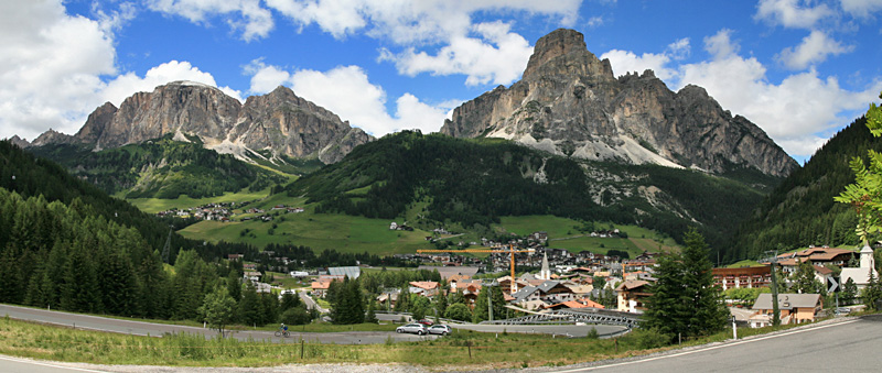 Corvara met rechts op de achtergrond de Sassongher(2665m) die deel uitmaakt van de Puezgroep.