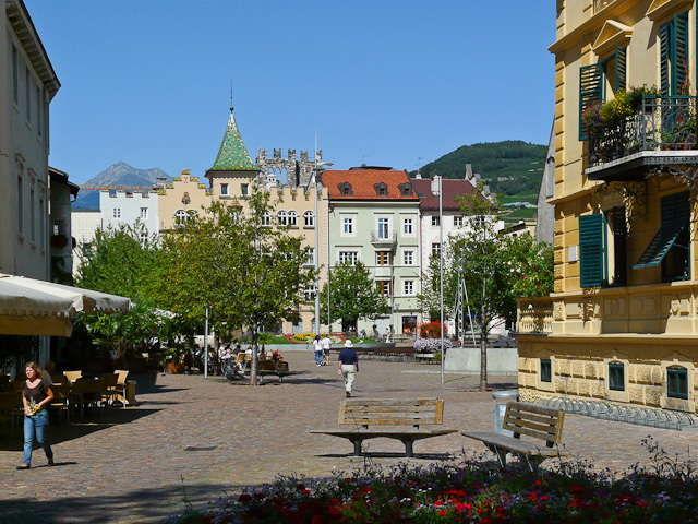 Het plein voor de Dom met zcht op het stadhuis van Brixen