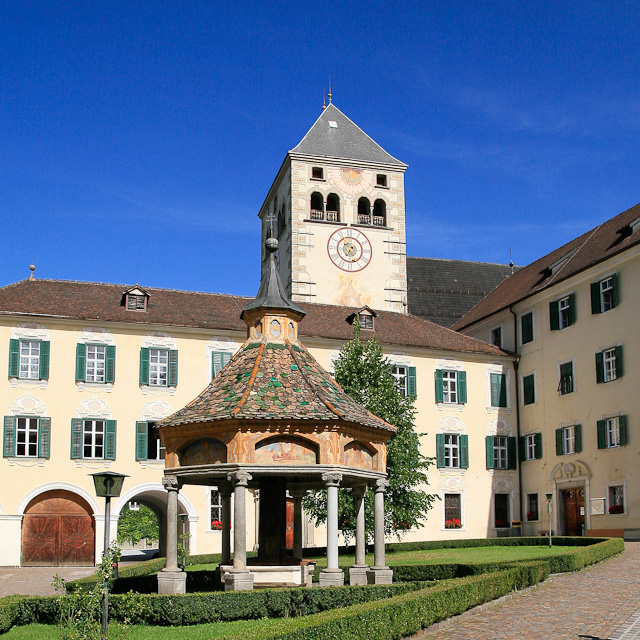 De binnenplaats van klooster Neustift