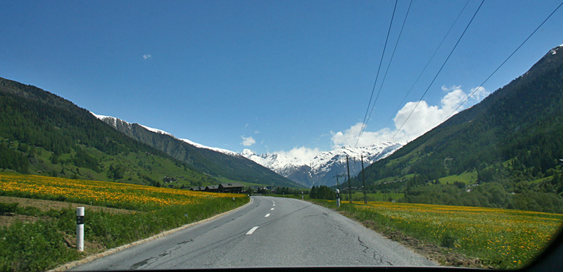 Foto vanuit de auto genomen in het Rhônedal richting Ulrichen
