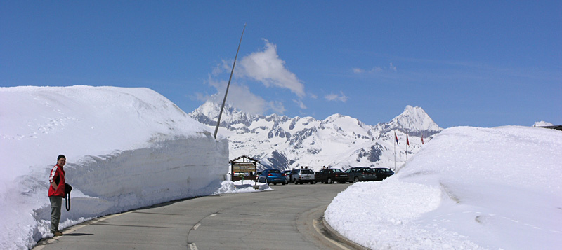 Hoge sneeuwwanden langs de Nufenenpass
