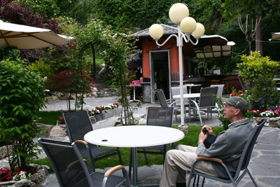 Restaurant met een mooie tuin en uitzicht op Château Valère