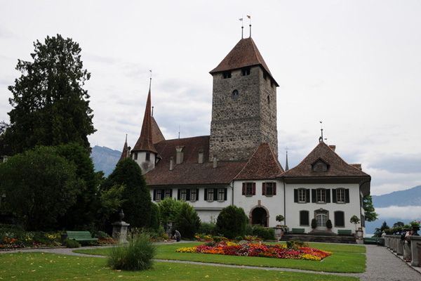 Schloss Spiez is een middeleeuws slot dat een historisch museum huisvest