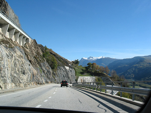 De weg van Goppenstein naar Steg zit vol bochten en tunnels maar geeft in het laatste stuk een mooi uitzicht op het Rhônedal