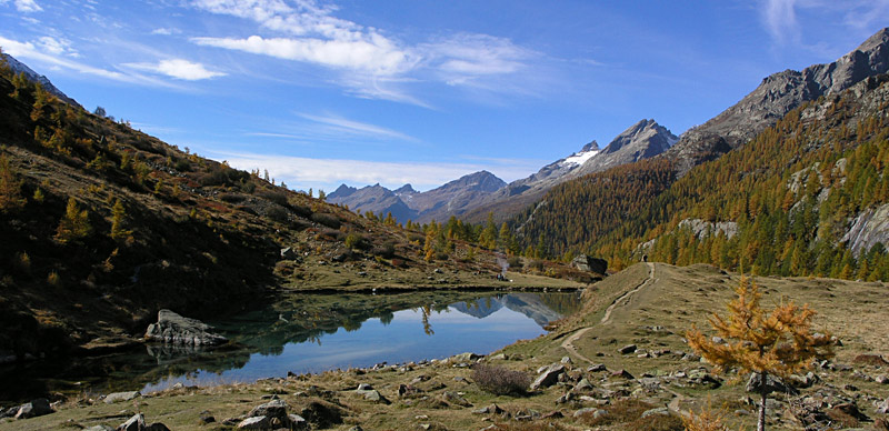 De Grundsee ligt mooi in dit landschap terwijl de bergen zich spiegelen