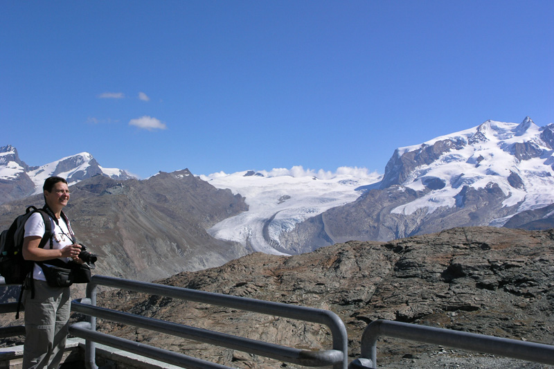 Vanaf het terras van restaurant Trockener Steg, heb je meteen een prachtig uitzicht over de omgeving met de dominerende Matterhorn