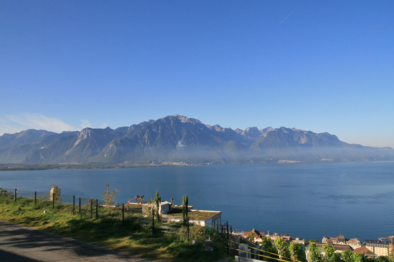 De omweg langs het meer van Genève heeft bij mooi weer zijn aantrekkelijke kanten