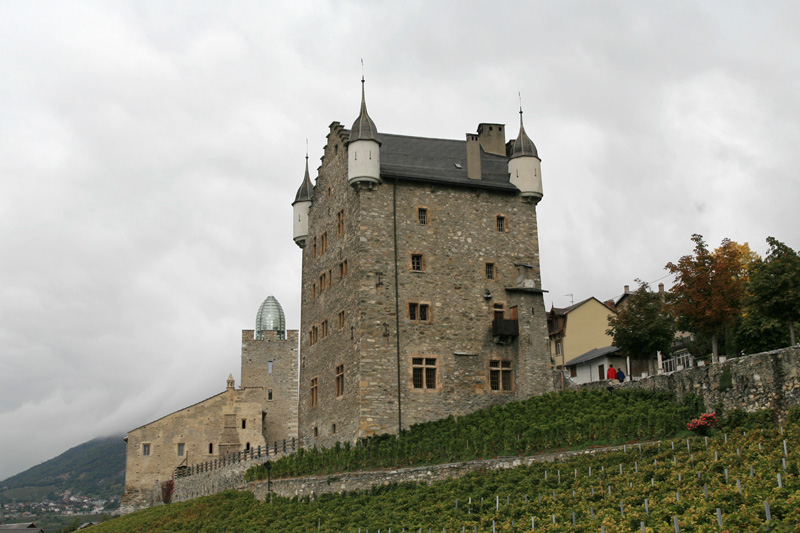 Het stadhuis met links het kasteel van de bisschop van Sion.