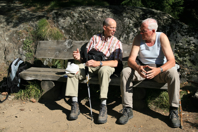 Tja, typisch een onderonsje tussen twee oude mannen. In Nederland heet dit tegenwoordig een 'hangplek voor ouderen'.