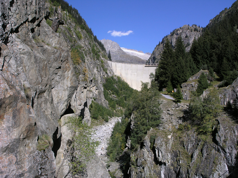 ... het begin van de kloof, de dam van de Gibidum Stausee en, in de verte, een deel van de Aletschgletscher.