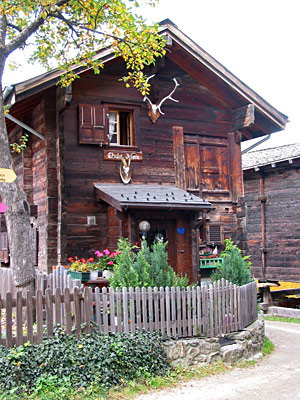 In Ernen zijn nog mooie oude, houten woningen
