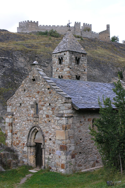 Kapel met op de achtergrond de ruïne van het Château Tourbillon