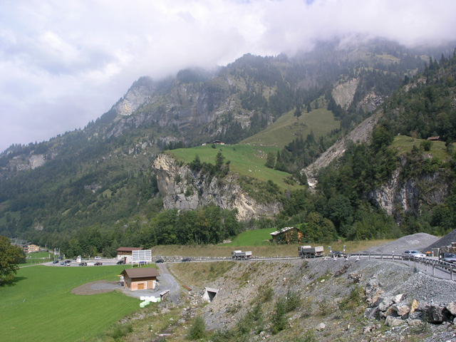 Vlak voor Kandersteg is het nog een rommeltje vanwege de aanleg van de Lötschbergbahn