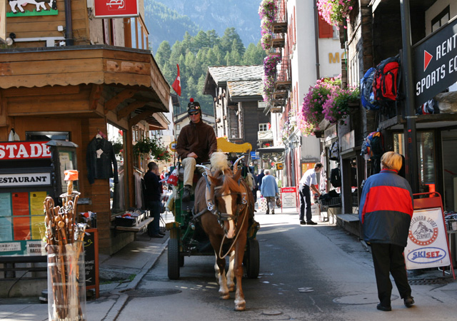 De paardenkoets, een ideaal vervoermiddel in het autovrije Zermatt.