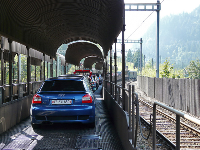 Om 12:48 uur komen we aan in Kandersteg en even later kan ik onze C-Max al op de trein rijden.