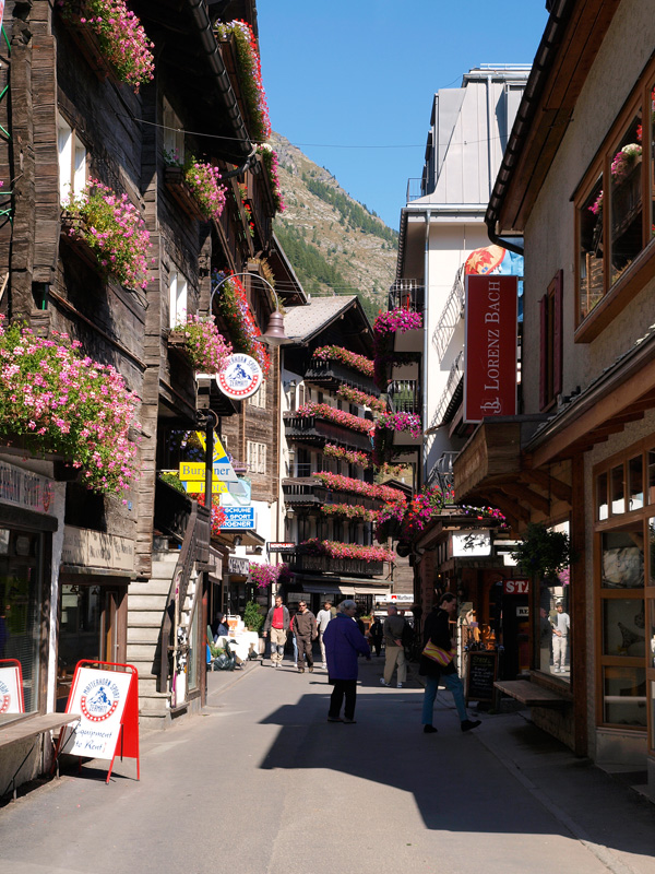Veel bloemen in de gezellige hoofdstraat van Zermatt