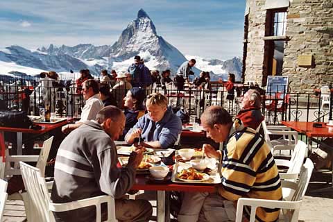 Lekker eten op het terras van het Gornergratrestaurant op 3100m